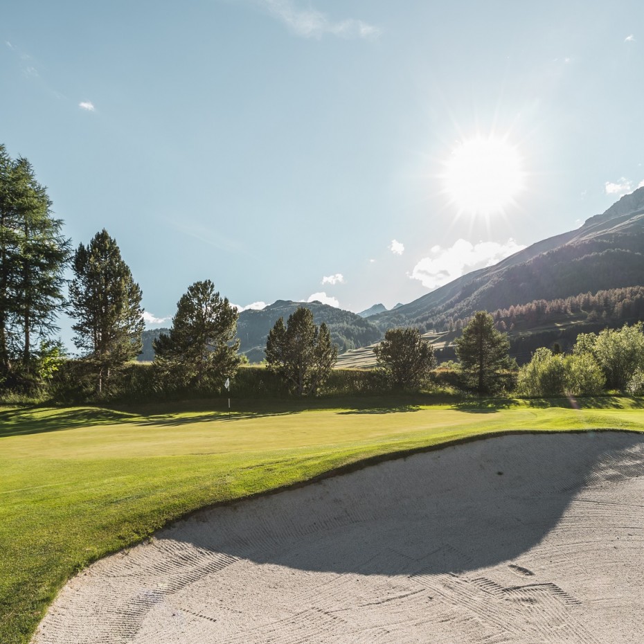 Golfplatz, Sandbunker in der Sonne in den Alpen Samedan